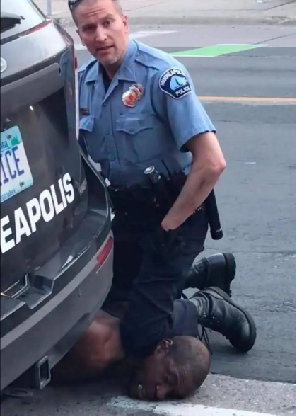 美國黑人喬治•佛洛德被白人員警膝蓋跪壓致死,引發了黑命貴(Black Lives Matter, BLM) 的運動。 圖 : 翻攝自環球網 美國黑人喬治•佛洛德被白人員警膝蓋跪壓致死,引發了黑命貴(Black Lives Matter, BLM) 的運動。 圖 : 翻攝自環球網