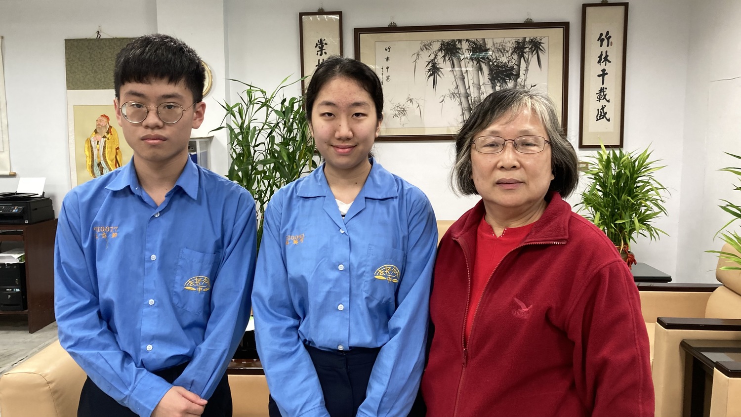 竹林中學校長顏麗珠(右起)及馮道可、林立鈞。 圖:竹林中學提供 竹林中學校長顏麗珠(右起)及馮道可、林立鈞。 圖:竹林中學提供