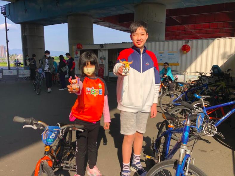 只要將濱騎車遊憩的貼文,於個人FB或IG上傳打卡,並標示「#2021新北河濱騎單車提犇騰小燈」,就可以在免費獲得牛年小提燈籠。 圖:新北市高灘地/提供 只要將濱騎車遊憩的貼文,於個人FB或IG上傳打卡,並標示「#2021新北河濱騎單車提犇騰小燈」,就可以在免費獲得牛年小提燈籠。 圖:新北市高灘地/提供