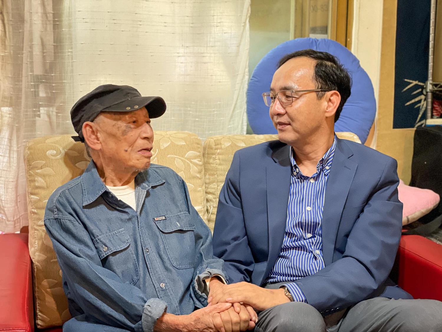 前新北市長朱立倫今日特地選在228和平紀念日前夕,拜訪高齡99歲的228受難者、台灣歌仔戲教父曾仲影。 圖:翻攝自朱立倫臉書 前新北市長朱立倫今日特地選在228和平紀念日前夕,拜訪高齡99歲的228受難者、台灣歌仔戲教父曾仲影。 圖:翻攝自朱立倫臉書