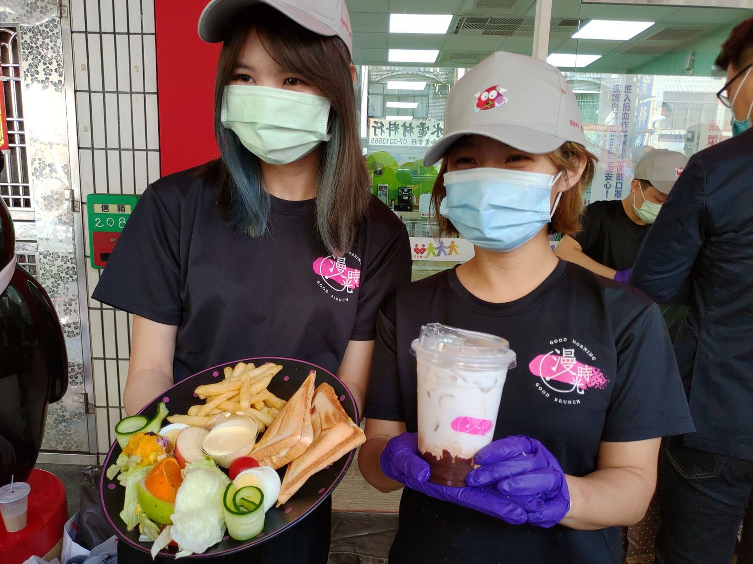 自3/1(一)至3/5(五)到高屏共9個捐血中心捐血,就有機會獲得由漫時光早午餐致贈的「金牌可可鮮奶」,該暢銷產品由萬丹知名鮮奶品牌「農民鮮乳」,搭配榮獲2018年世界巧克力大賽(ICA)可可豆金牌「TC巧舖」的可可豆製作。 圖/漫時光早午餐 自3/1(一)至3/5(五)到高屏共9個捐血中心捐血,就有機會獲得由漫時光早午餐致贈的「金牌可可鮮奶」,該暢銷產品由萬丹知名鮮奶品牌「農民鮮乳」,搭配榮獲2018年世界巧克力大賽(ICA)可可豆金牌「TC巧舖」的可可豆製作。 圖/漫時光早午餐
