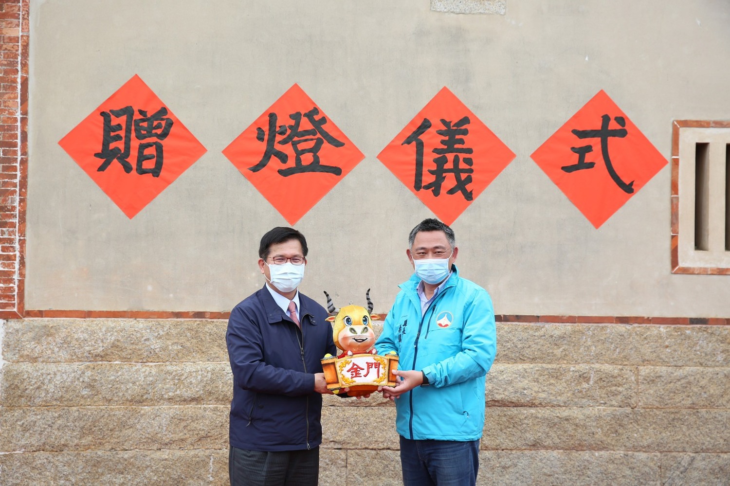 交通部長林佳龍為台灣首次離島燈會主持贈燈儀式。 圖:交通部/提供 交通部長林佳龍為台灣首次離島燈會主持贈燈儀式。 圖:交通部/提供