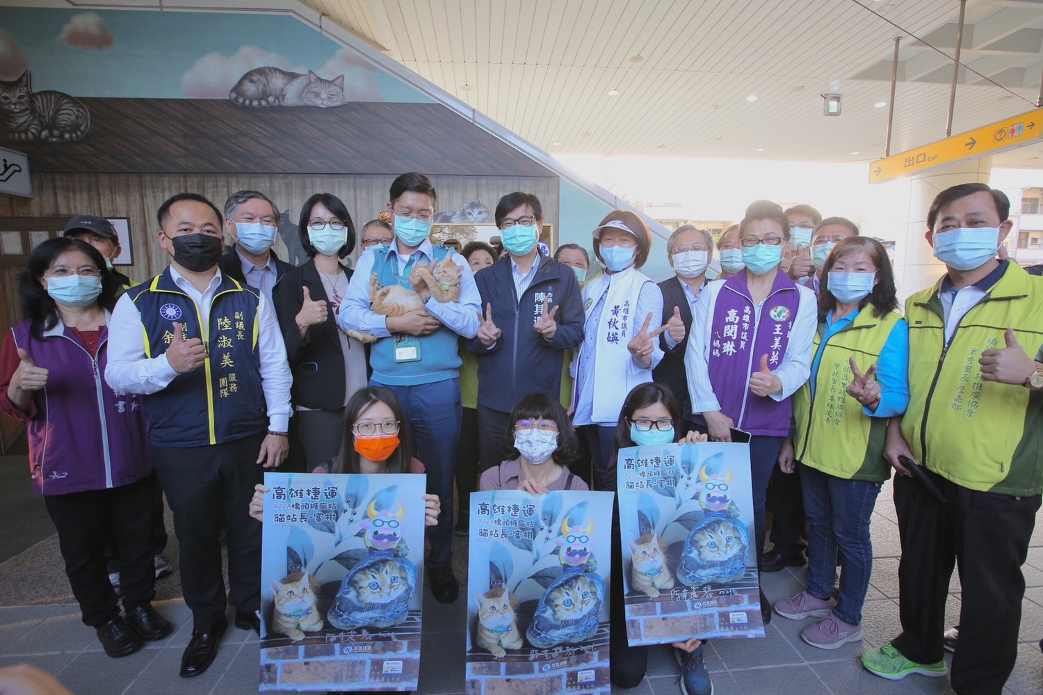 橋頭貓站長及站務同仁一起合影 圖:高雄市政府提供 橋頭貓站長及站務同仁一起合影 圖:高雄市政府提供