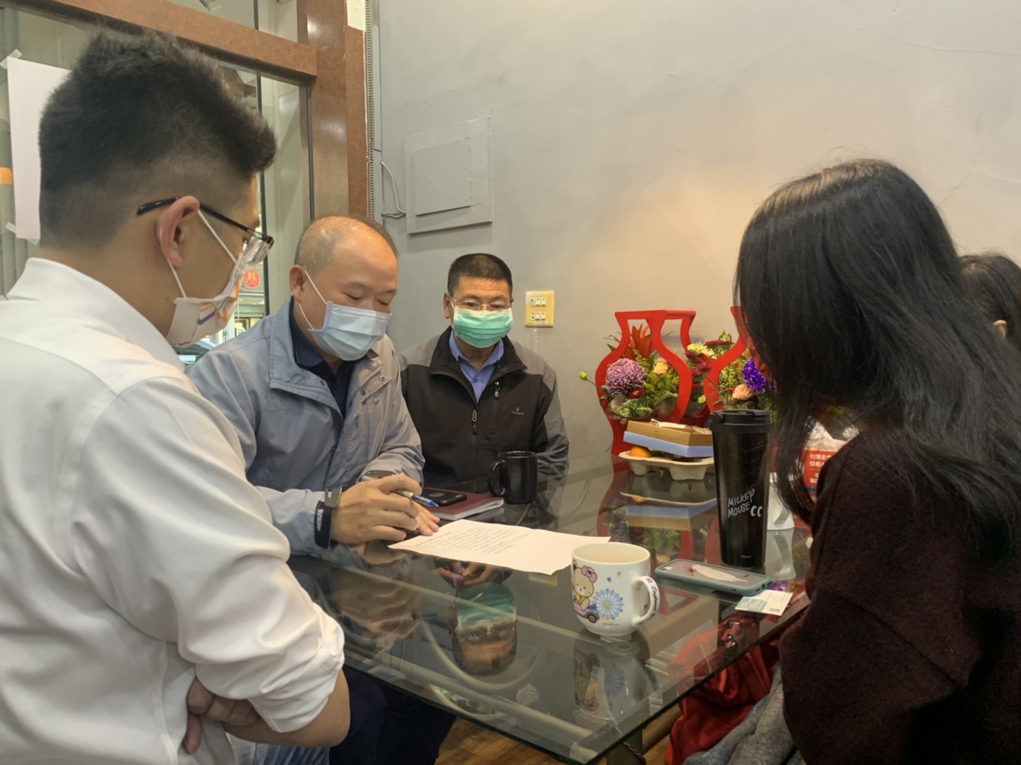 市議黃守達(左一)協助被害女子(右)向警方報案。 黃守達/提供 市議黃守達(左一)協助被害女子(右)向警方報案。 黃守達/提供
