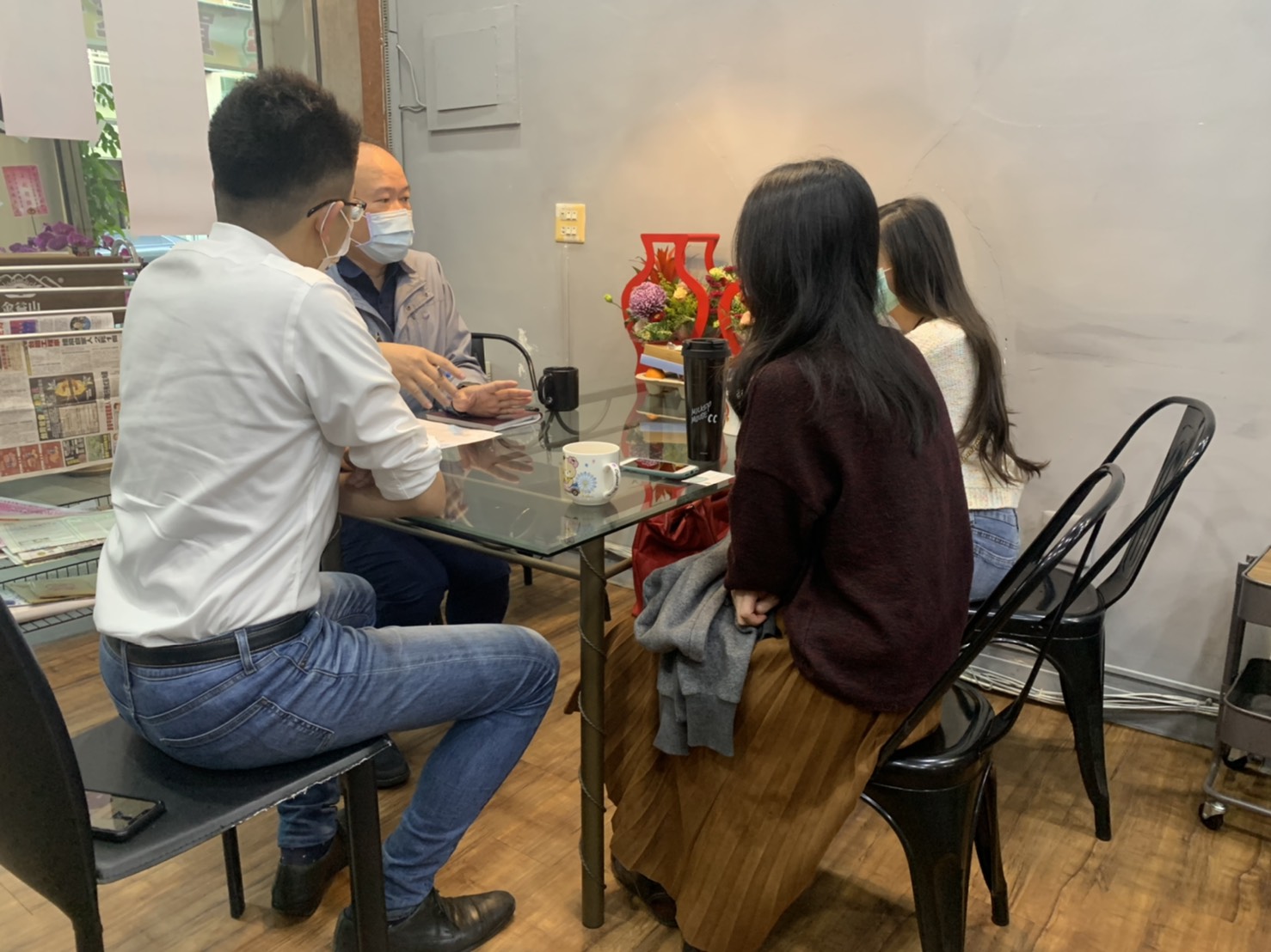 市議黃守達(左一)協助被害女子(右)向警方報案。 黃守達/提供 市議黃守達(左一)協助被害女子(右)向警方報案。 黃守達/提供