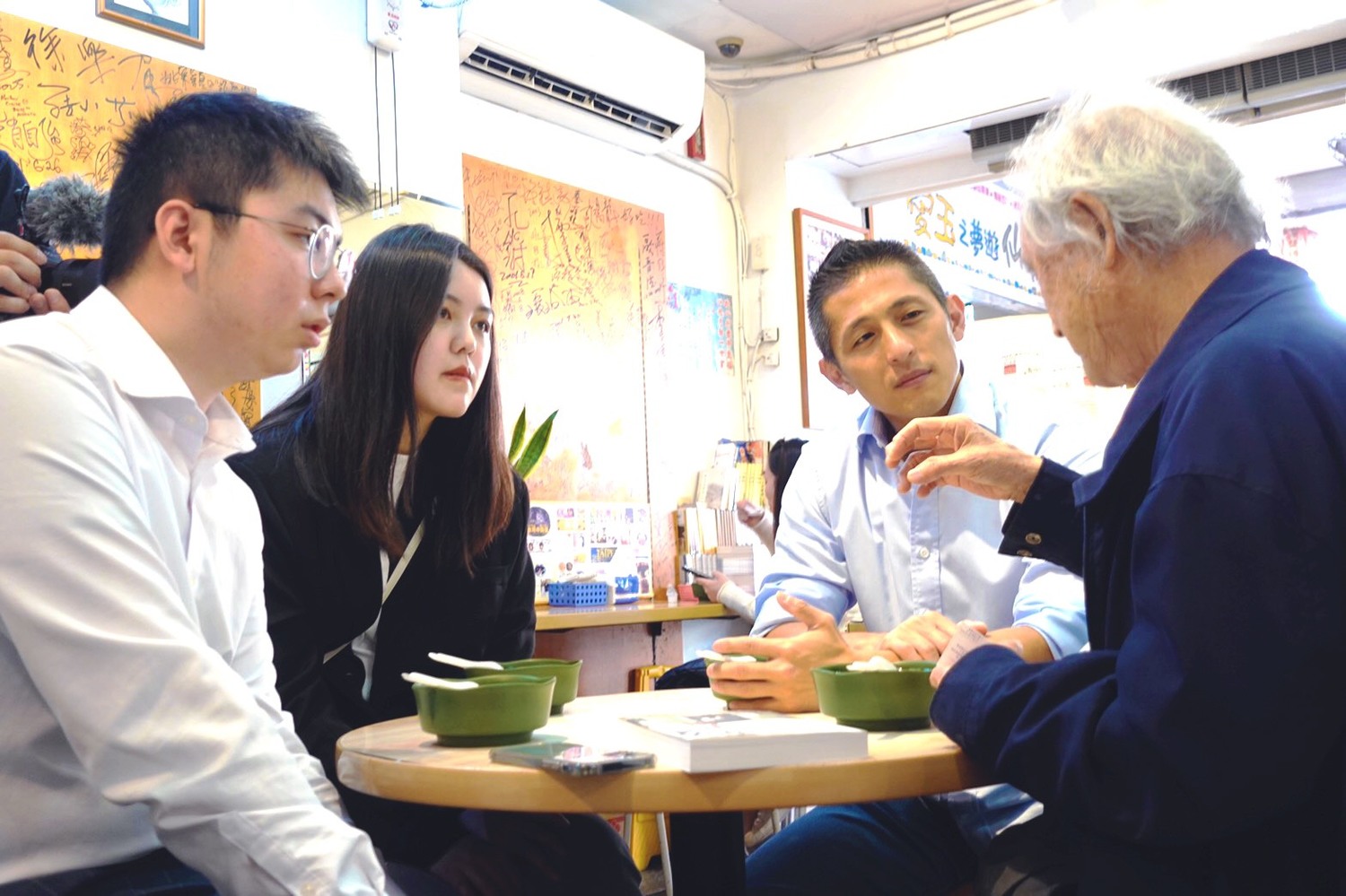 民進黨台北市黨部主委吳怡農拜訪民進黨創黨元老蔡寬裕。 圖:民進黨台北市黨部主委 / 提供 民進黨台北市黨部主委吳怡農拜訪民進黨創黨元老蔡寬裕。 圖:民進黨台北市黨部主委 / 提供