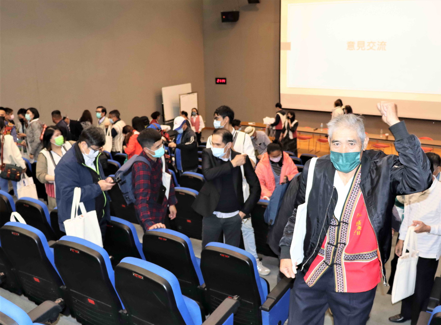會議結束後,中和區頭目江秋錦先生對鏡頭加油打氣,一起繼續努力、前瞻未來! 圖:新北市原民局提供 會議結束後,中和區頭目江秋錦先生對鏡頭加油打氣,一起繼續努力、前瞻未來! 圖:新北市原民局提供