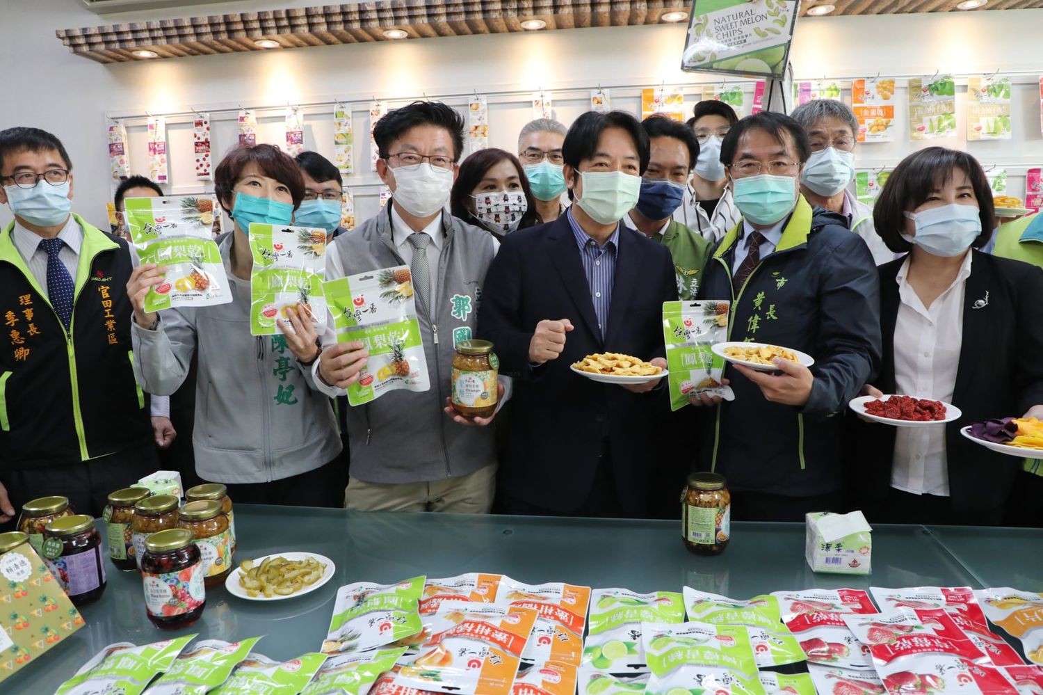 副總統賴清德偕同農業委員會副主委陳駿季、台南市長黃偉哲等人至宏宇農產生技公司視察鳳梨加工情形,並邀請農會、加工業者及手搖飲業者響應使用國產鳳梨,攜手化危機為轉機,打開國產鳳梨市場。 圖:黃博郎/攝 副總統賴清德偕同農業委員會副主委陳駿季、台南市長黃偉哲等人至宏宇農產生技公司視察鳳梨加工情形,並邀請農會、加工業者及手搖飲業者響應使用國產鳳梨,攜手化危機為轉機,打開國產鳳梨市場。 圖:黃博郎/攝