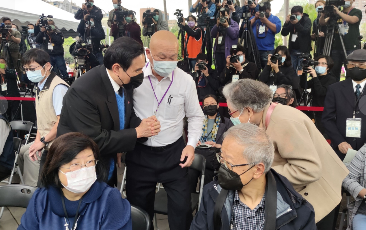 前總統馬英九與台北市長柯文哲共同參與「二二八紀念會」。 圖:翻攝自馬英九臉書 前總統馬英九與台北市長柯文哲共同參與「二二八紀念會」。 圖:翻攝自馬英九臉書