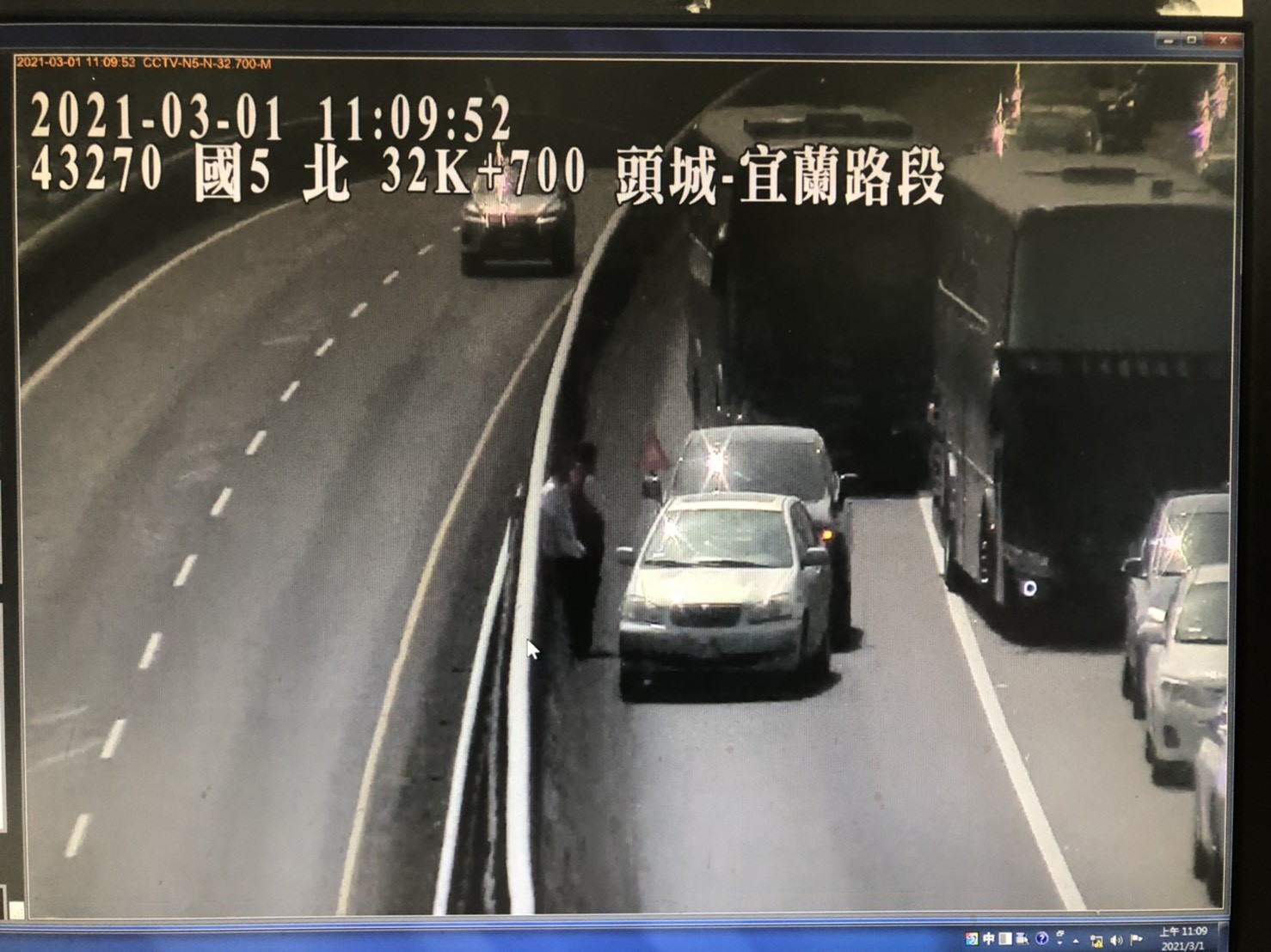 11時06分國5北向32公里發生2小客車外路肩追撞事故。 圖 : 交通部提供 11時06分國5北向32公里發生2小客車外路肩追撞事故。 圖 : 交通部提供