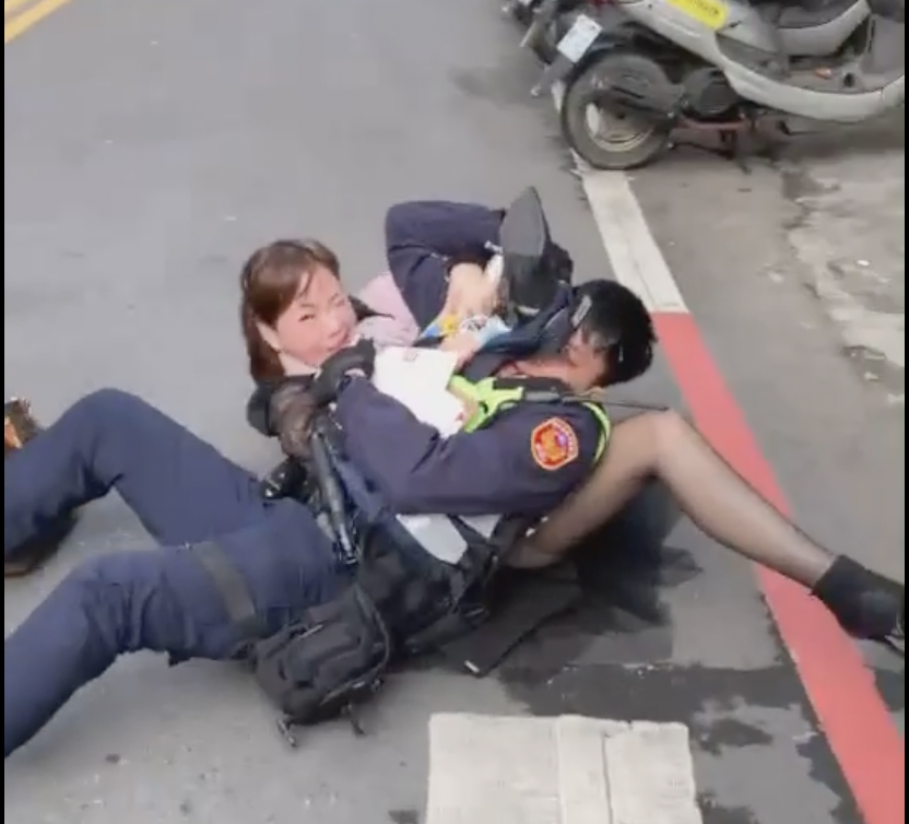 一名曹姓女子因為不滿自己的BMW車子遭到警方拖吊,公然侮辱員警「王X蛋」 圖:翻攝自臉書社團 一名曹姓女子因為不滿自己的BMW車子遭到警方拖吊,公然侮辱員警「王X蛋」 圖:翻攝自臉書社團