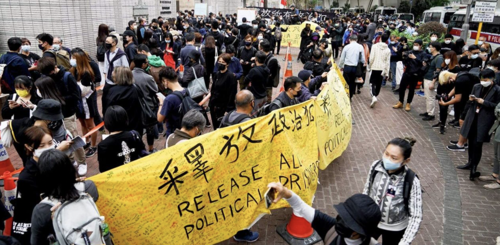 民陣召集人陳皓桓今日也在臉書上發文表示「政府不讓我們遊行集會,我們就用排隊方式聲援」 圖:翻攝自陳皓桓臉書 民陣召集人陳皓桓今日也在臉書上發文表示「政府不讓我們遊行集會,我們就用排隊方式聲援」 圖:翻攝自陳皓桓臉書