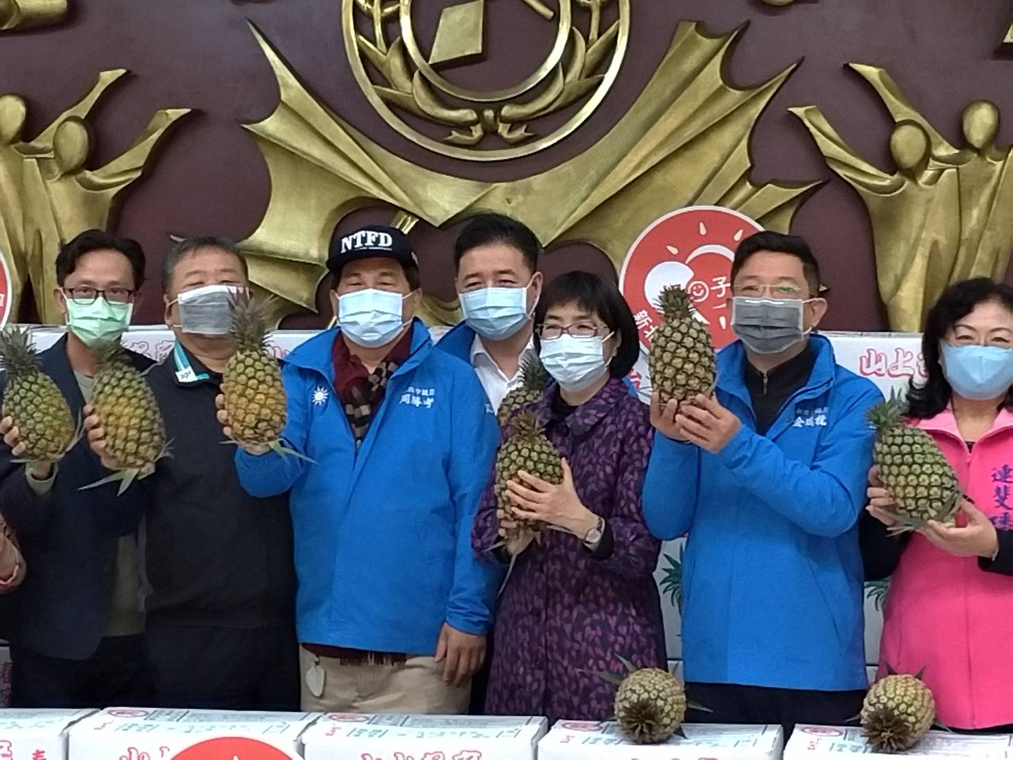 國民黨新北市黨部主委黃志雄(左一)隔空向中國抗議。 圖:王峻昌/攝 國民黨新北市黨部主委黃志雄(左一)隔空向中國抗議。 圖:王峻昌/攝
