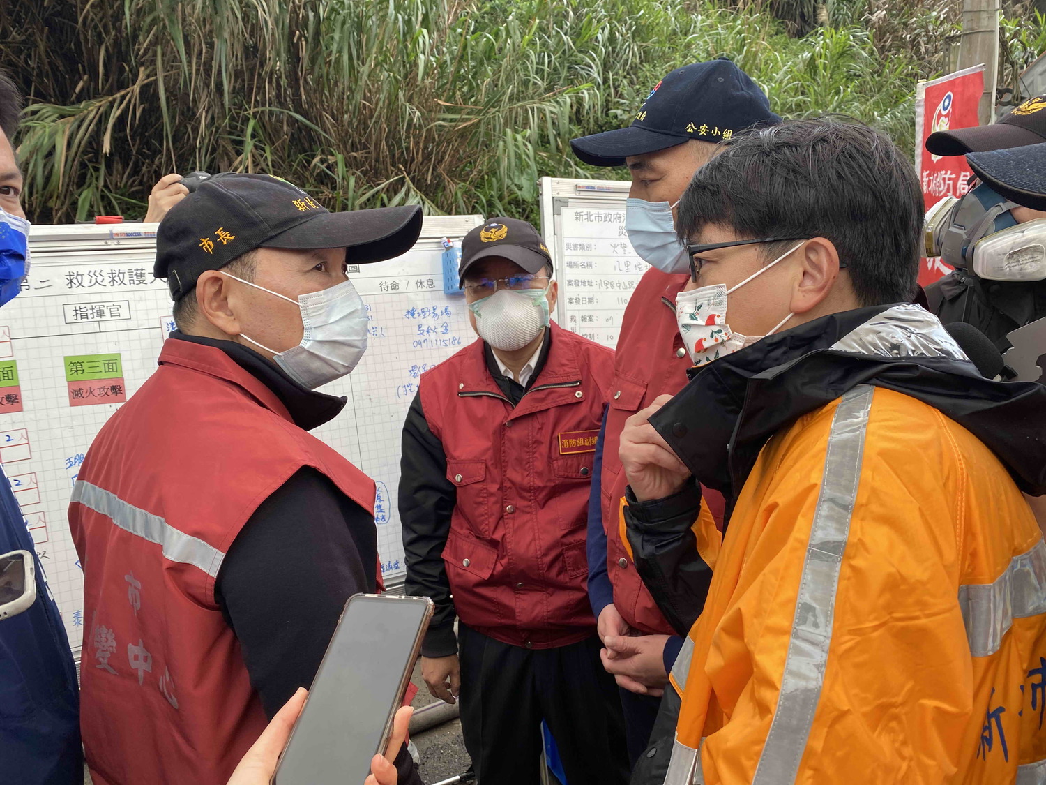 侯友宜到八里掩埋場,感謝消防局及環保局超過24小時不眠不休的努力,也要求相關單位隨時監控悶燒產生的空汙影響並力求降到最低。 圖:新北市環保局提供 侯友宜到八里掩埋場,感謝消防局及環保局超過24小時不眠不休的努力,也要求相關單位隨時監控悶燒產生的空汙影響並力求降到最低。 圖:新北市環保局提供