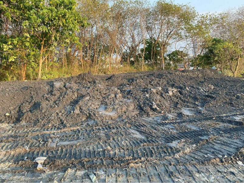 不肖業者企圖利用五股垃圾山整頓綠美化及建設期間運送植被用土,趁機魚目混珠載運廢土。 圖:新北市環保局提供 不肖業者企圖利用五股垃圾山整頓綠美化及建設期間運送植被用土,趁機魚目混珠載運廢土。 圖:新北市環保局提供