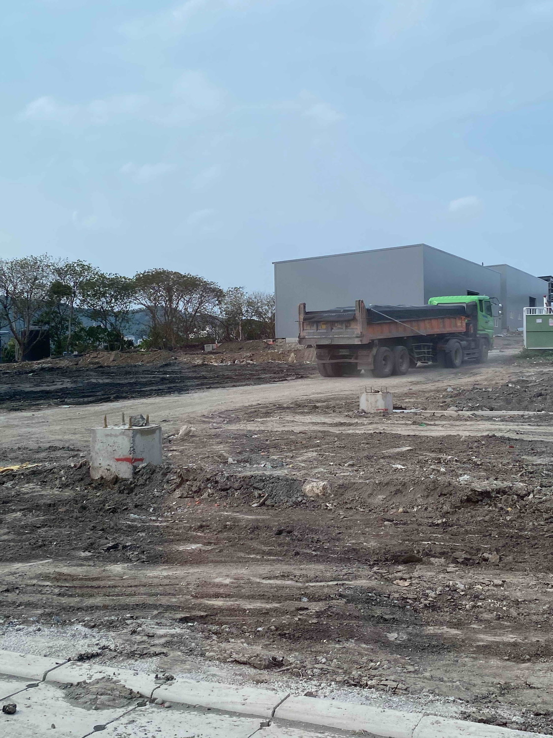 環保局查獲的廢土源頭工地,新北市工務局依建築法勒令停工,並要求工地改善。 圖:新北市環保局提供 環保局查獲的廢土源頭工地,新北市工務局依建築法勒令停工,並要求工地改善。 圖:新北市環保局提供