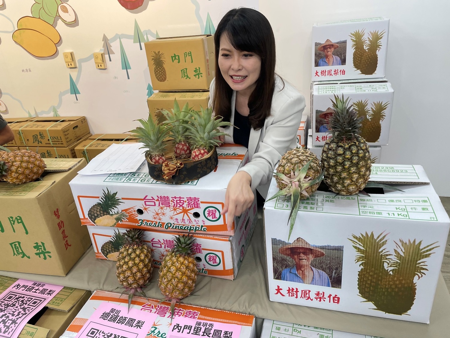 高雄市議員陳美雅客串鳳梨銷售員。 圖:國民黨高雄市黨部/提供 高雄市議員陳美雅客串鳳梨銷售員。 圖:國民黨高雄市黨部/提供