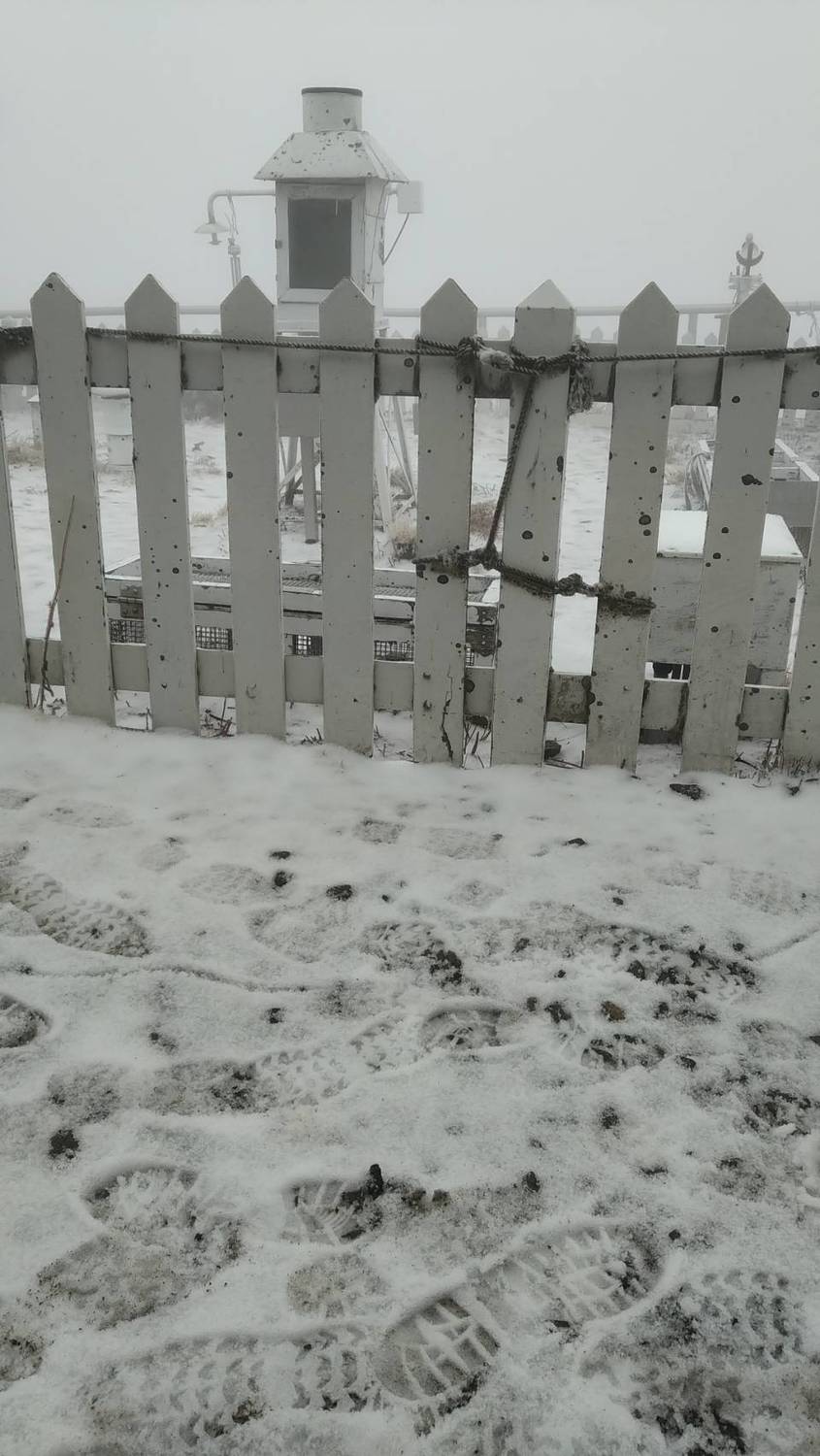 玉山在今日上午7點5分出現降下3月雪。 圖:中央氣象局/提供 玉山在今日上午7點5分出現降下3月雪。 圖:中央氣象局/提供