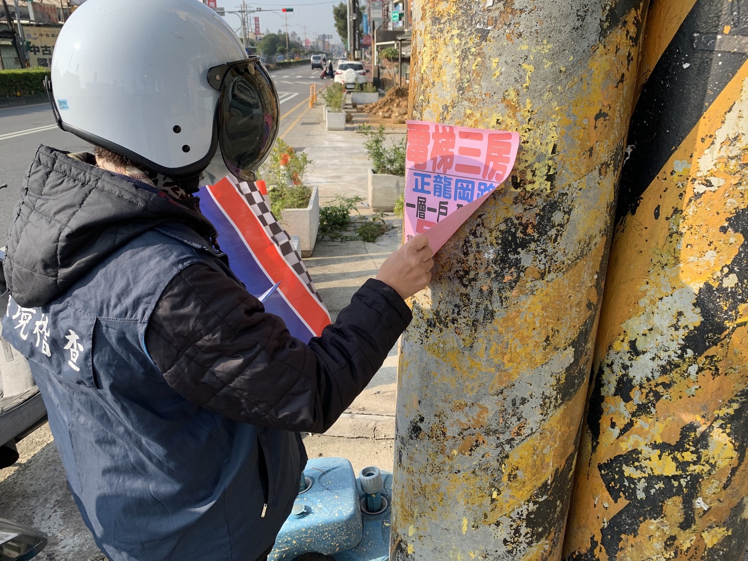 桃園市109年透過民眾撕除違規廣告物多達231萬件,約為清潔隊員的1.5倍。 圖:桃園市政府環保局/提供 桃園市109年透過民眾撕除違規廣告物多達231萬件,約為清潔隊員的1.5倍。 圖:桃園市政府環保局/提供