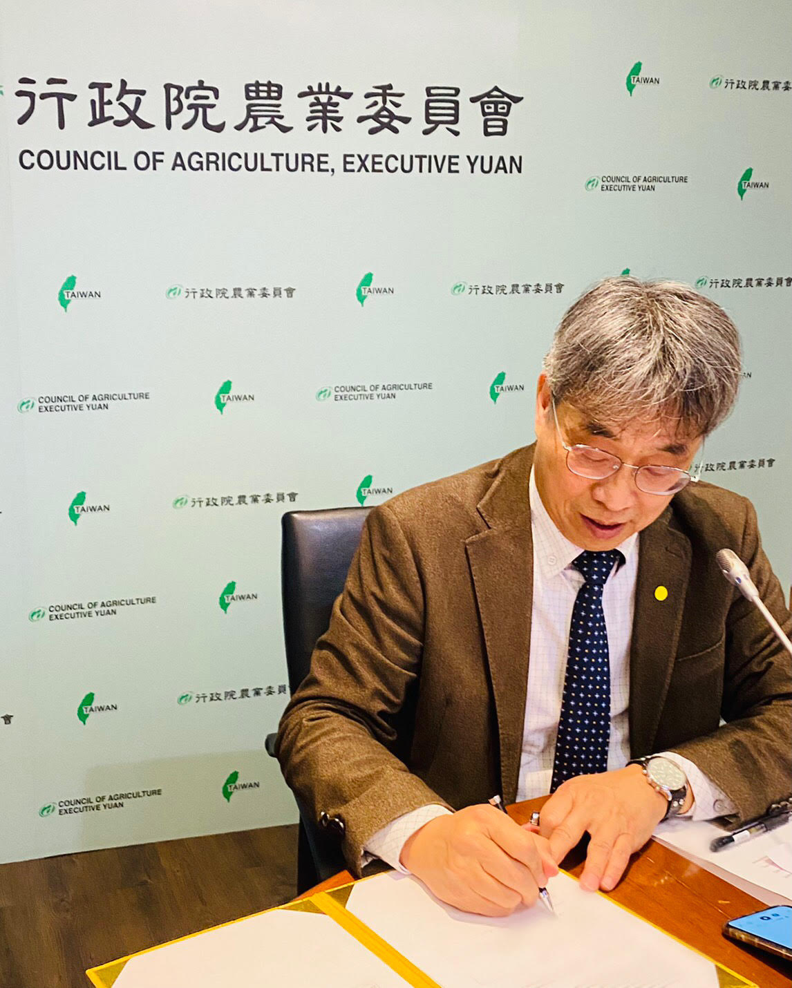 農委會副主委員陳駿季今日與澳洲農業、水利及環境部簽署「台澳農業合作執行條款」。 圖:農委會/提供 農委會副主委員陳駿季今日與澳洲農業、水利及環境部簽署「台澳農業合作執行條款」。 圖:農委會/提供