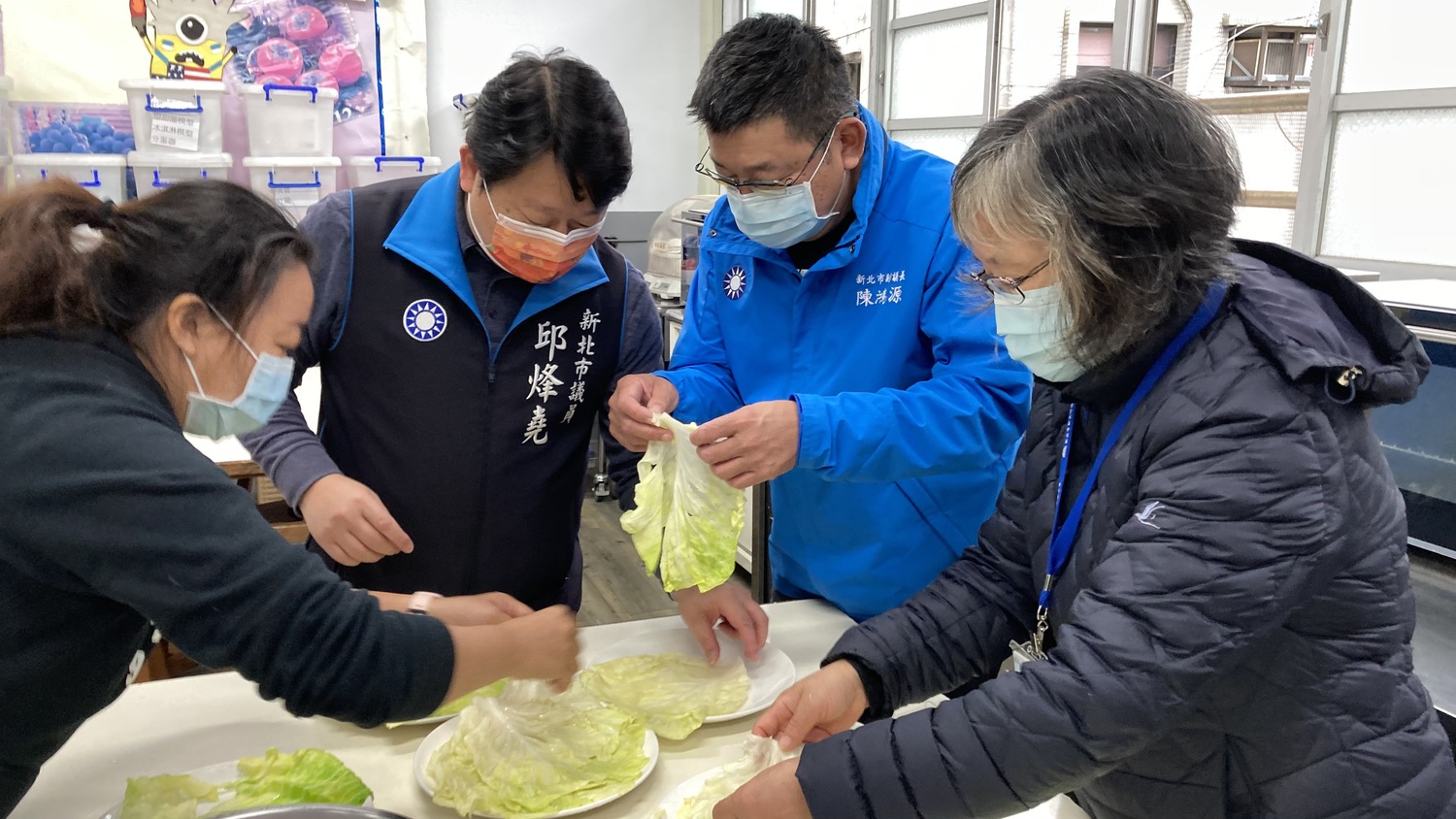 顏麗珠(右起)、陳鴻源與邱烽堯製作高麗菜捲。 圖:竹林中學提供 顏麗珠(右起)、陳鴻源與邱烽堯製作高麗菜捲。 圖:竹林中學提供
