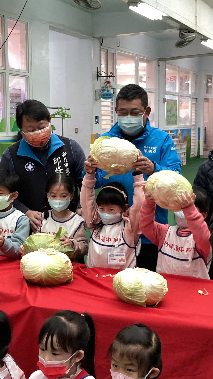 竹林附幼的小朋友舉起高麗菜,樂不可支。 圖:竹林中學提供 竹林附幼的小朋友舉起高麗菜,樂不可支。 圖:竹林中學提供