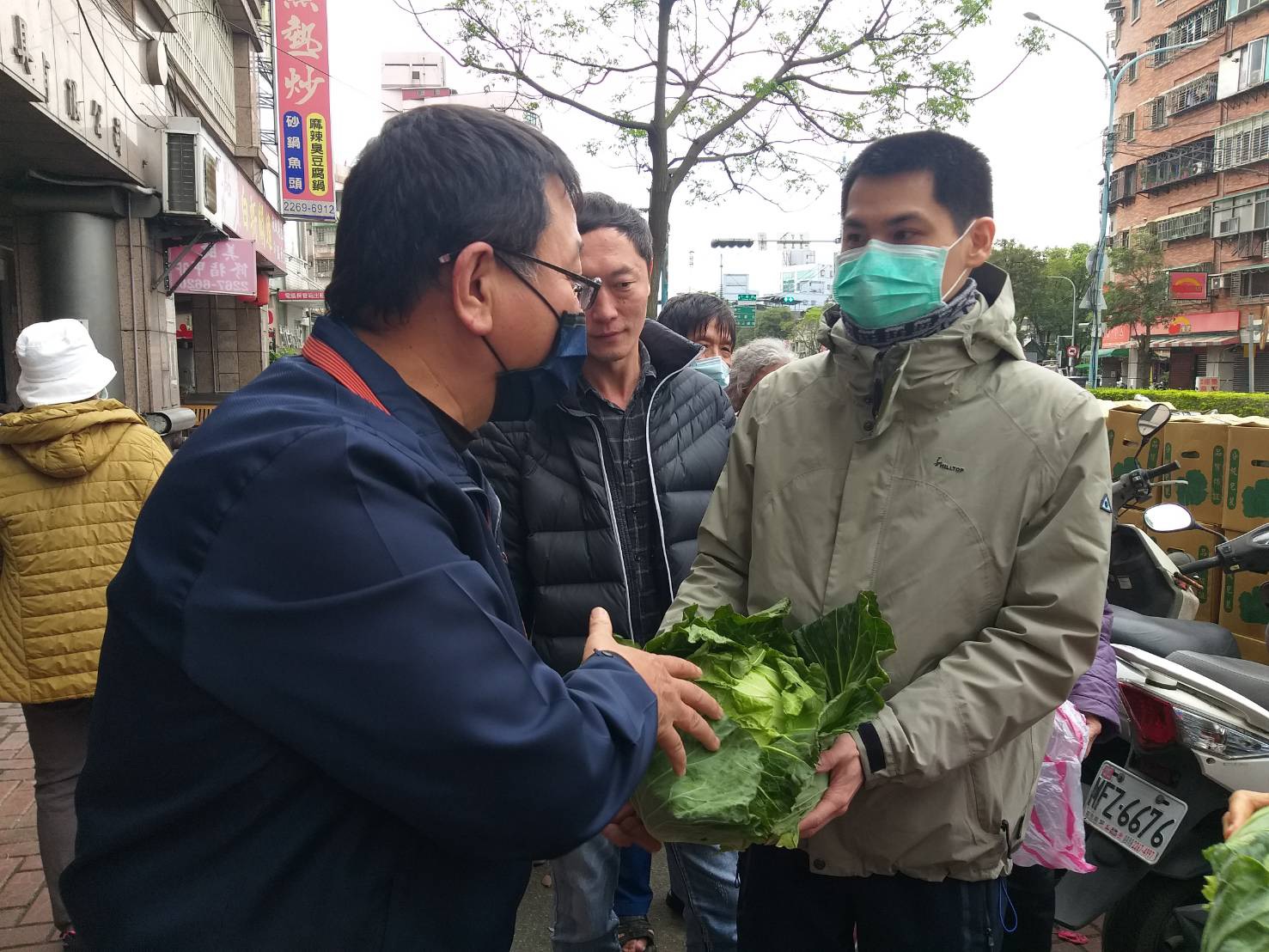 邱顯俊(左)出身務農世家,深知農民看天吃飯辛苦,決定號召有志者一同做公益,感謝有富建設公司響應,同心協助農民。 圖:新北市民政局提供 邱顯俊(左)出身務農世家,深知農民看天吃飯辛苦,決定號召有志者一同做公益,感謝有富建設公司響應,同心協助農民。 圖:新北市民政局提供