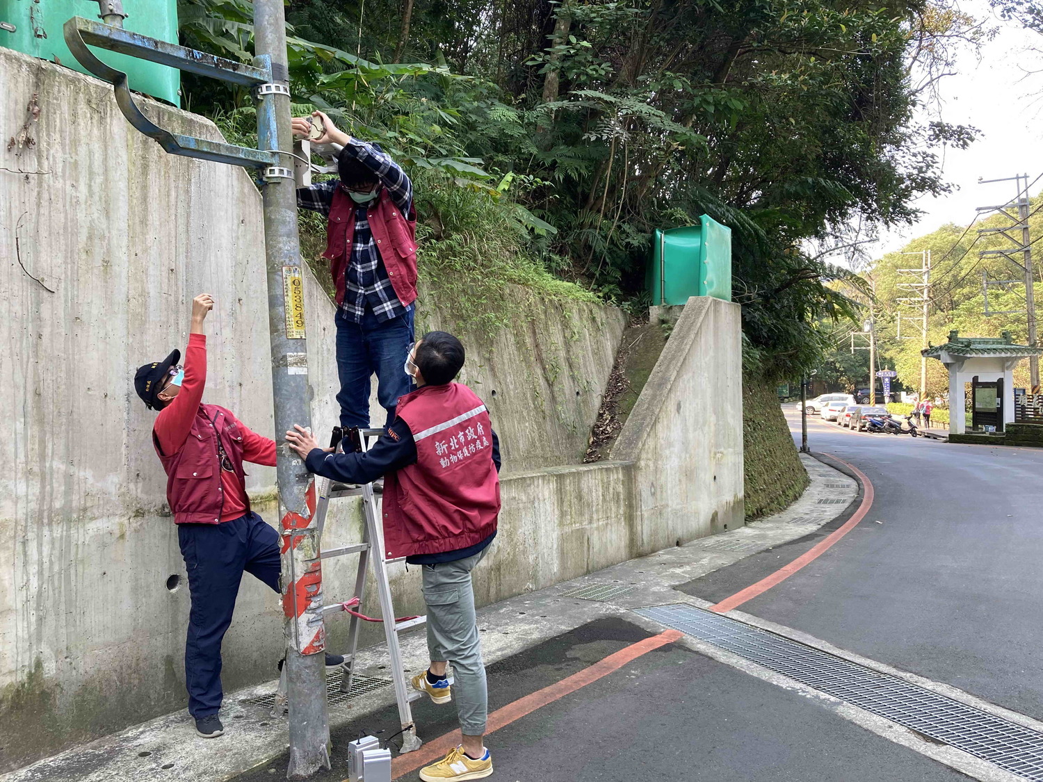 動物廊道入口處架設監視器。 圖:新北市動保處提供 動物廊道入口處架設監視器。 圖:新北市動保處提供