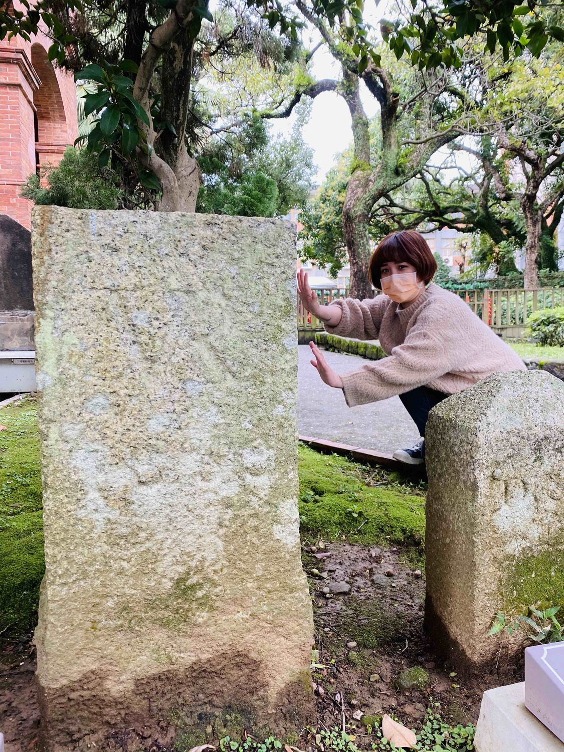 前清英國領事官邸旁有一座「VR1868」的石製界碑。 圖:淡水古蹟博物館提供 前清英國領事官邸旁有一座「VR1868」的石製界碑。 圖:淡水古蹟博物館提供