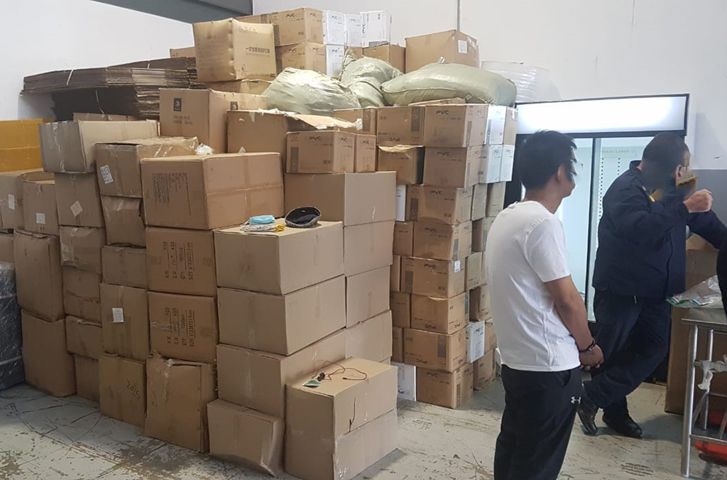 南非破獲假疫苗倉庫,同時起出大量仿冒的3M口罩,並逮捕3名中國公民與1名尚比亞人。 圖:翻攝自國際刑警組織官網 南非破獲假疫苗倉庫,同時起出大量仿冒的3M口罩,並逮捕3名中國公民與1名尚比亞人。 圖:翻攝自國際刑警組織官網
