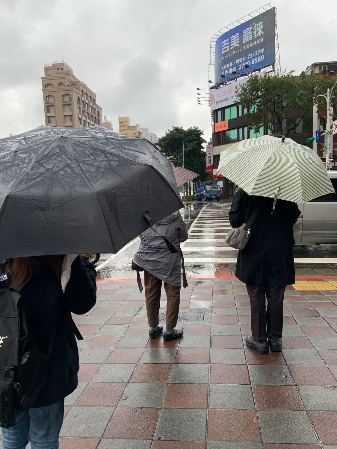 氣象專家吳德榮表示,因為華南雲系移入,今晚至明晨各地雲量增加,各地會有較明顯雨勢。 圖:張家寧/攝 氣象專家吳德榮表示,因為華南雲系移入,今晚至明晨各地雲量增加,各地會有較明顯雨勢。 圖:張家寧/攝