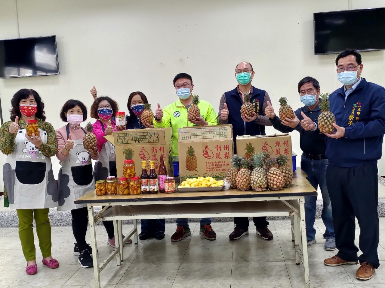 台中市議員施志昌牽線將鳳梨送到關懷據點,家政班則配合製作鳳梨相關產品。。 施志昌/提供 台中市議員施志昌牽線將鳳梨送到關懷據點,家政班則配合製作鳳梨相關產品。。 施志昌/提供