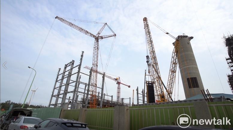 大潭藻礁區旁的廠區,正大張旗鼓進行8號和9號發電機組的新建工程,未來海上運氣船供氣就是給這些機組使用。 圖:林昀真/攝 大潭藻礁區旁的廠區,正大張旗鼓進行8號和9號發電機組的新建工程,未來海上運氣船供氣就是給這些機組使用。 圖:林昀真/攝