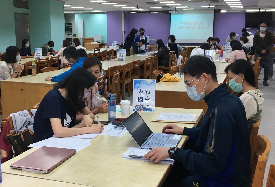 小組會議充分討論建置孩子的轉銜資料。 圖:新北市教育局提供 小組會議充分討論建置孩子的轉銜資料。 圖:新北市教育局提供