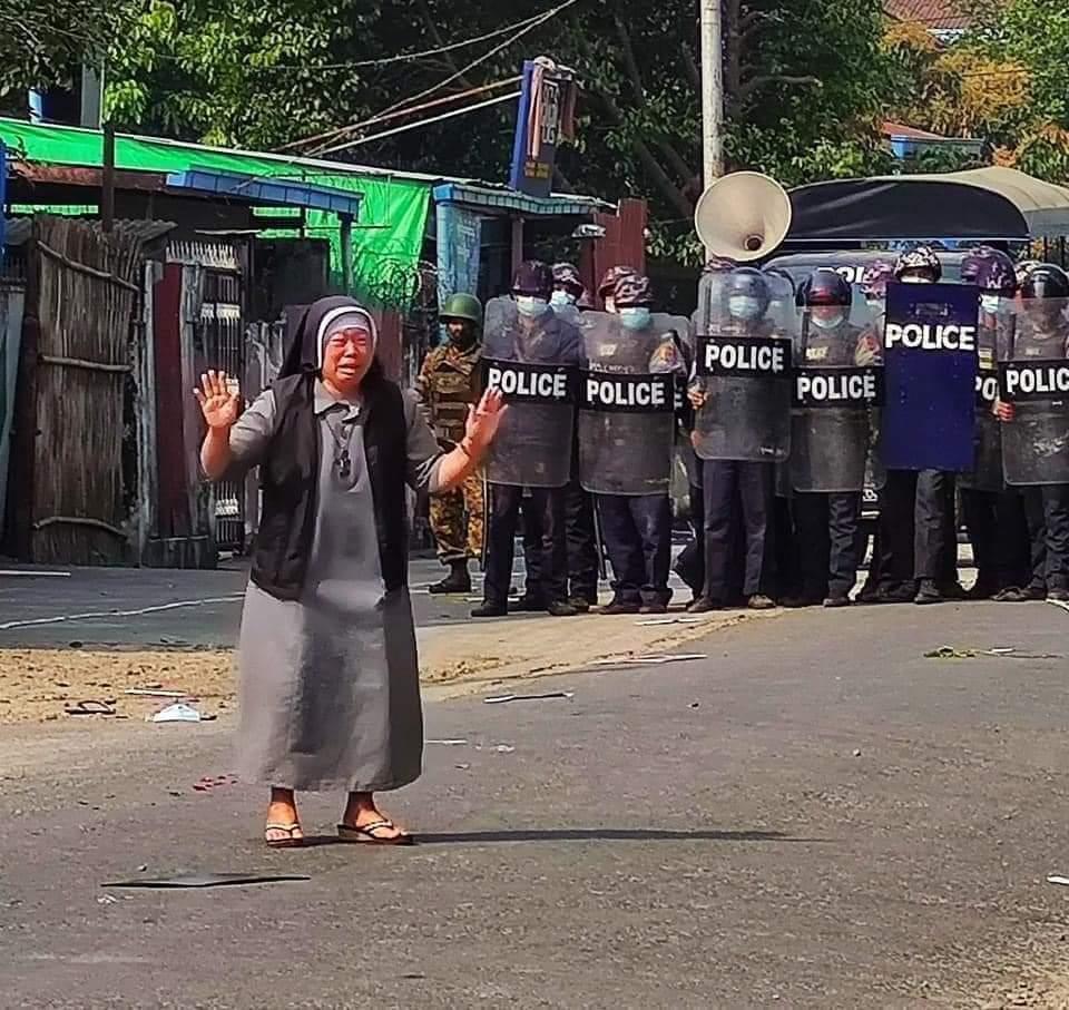 努唐勇敢地走向全副武裝地鎮暴警察,請求他們不要對只是在和平地表達自己訴求的示威者開槍。 圖:翻攝推特 努唐勇敢地走向全副武裝地鎮暴警察,請求他們不要對只是在和平地表達自己訴求的示威者開槍。 圖:翻攝推特