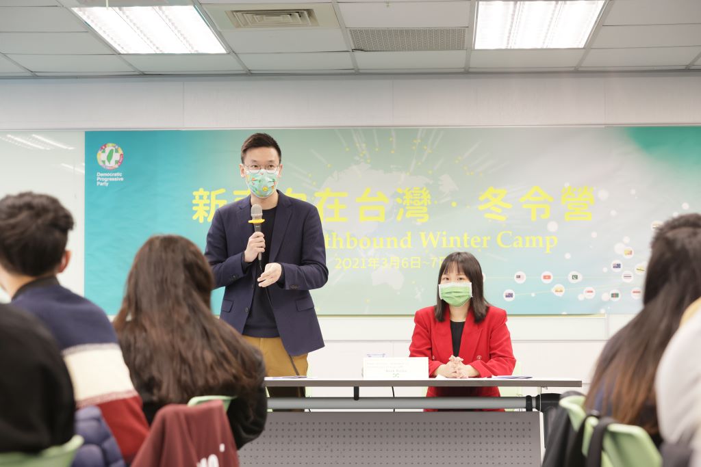 民進黨副秘書長林飛帆在致詞時表示,台灣不只是民主國家,更是一個多元文化的國家,期盼更多具有新南向國家背景的年輕人投入民進黨,為黨內帶來不一樣的視角,以拓展臺灣與周邊國家的關係。 圖:民進黨國際事務部/提供 民進黨副秘書長林飛帆在致詞時表示,台灣不只是民主國家,更是一個多元文化的國家,期盼更多具有新南向國家背景的年輕人投入民進黨,為黨內帶來不一樣的視角,以拓展臺灣與周邊國家的關係。 圖:民進黨國際事務部/提供