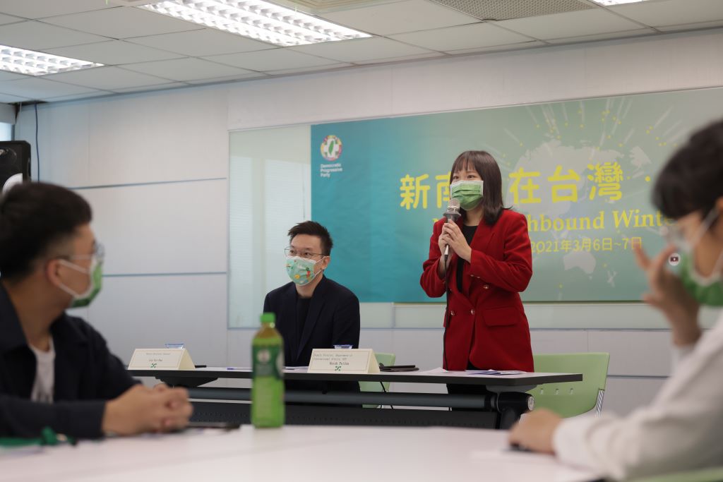 民進黨發言人暨國際部副主任謝佩芬透露,民進黨首度針對具有新南向國家背景的學生舉辦營隊,因考量到學員皆具多元文化背景特別邀請橫跨外交、政治、歷史、心理等領域的堅強師資授課。 圖:民進黨國際事務部/提供 民進黨發言人暨國際部副主任謝佩芬透露,民進黨首度針對具有新南向國家背景的學生舉辦營隊,因考量到學員皆具多元文化背景特別邀請橫跨外交、政治、歷史、心理等領域的堅強師資授課。 圖:民進黨國際事務部/提供