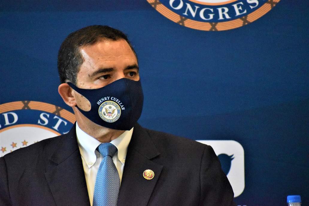 德克薩斯州民主黨眾議員亨利‧庫拉爾(Henry Cuellar)日前表示,州內一個邊境地區在近一周時間內逮捕了約1萬多名偷越邊境的非法移民者,這恐讓新冠疫情傳染風險增高。 圖:翻攝自U.S. Congressman Henry Cuellar臉書 德克薩斯州民主黨眾議員亨利‧庫拉爾(Henry Cuellar)日前表示,州內一個邊境地區在近一周時間內逮捕了約1萬多名偷越邊境的非法移民者,這恐讓新冠疫情傳染風險增高。 圖:翻攝自U.S. Congressman Henry Cuellar臉書