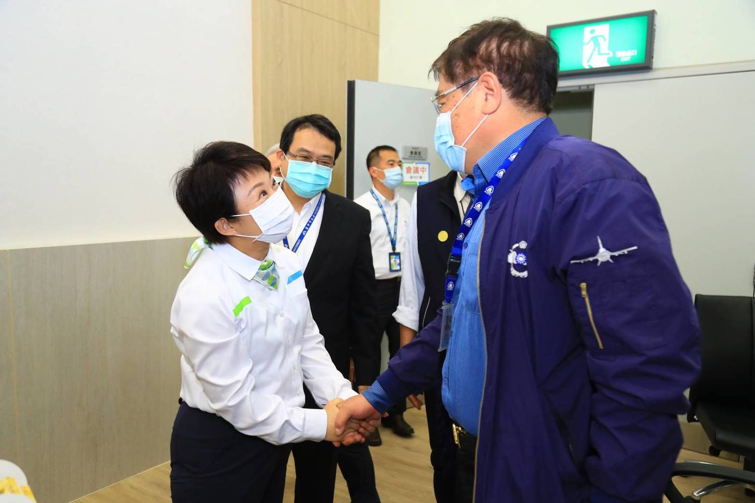 台中市長盧秀燕到場向委員致意。 圖 : 台中市政府/提供 台中市長盧秀燕到場向委員致意。 圖 : 台中市政府/提供