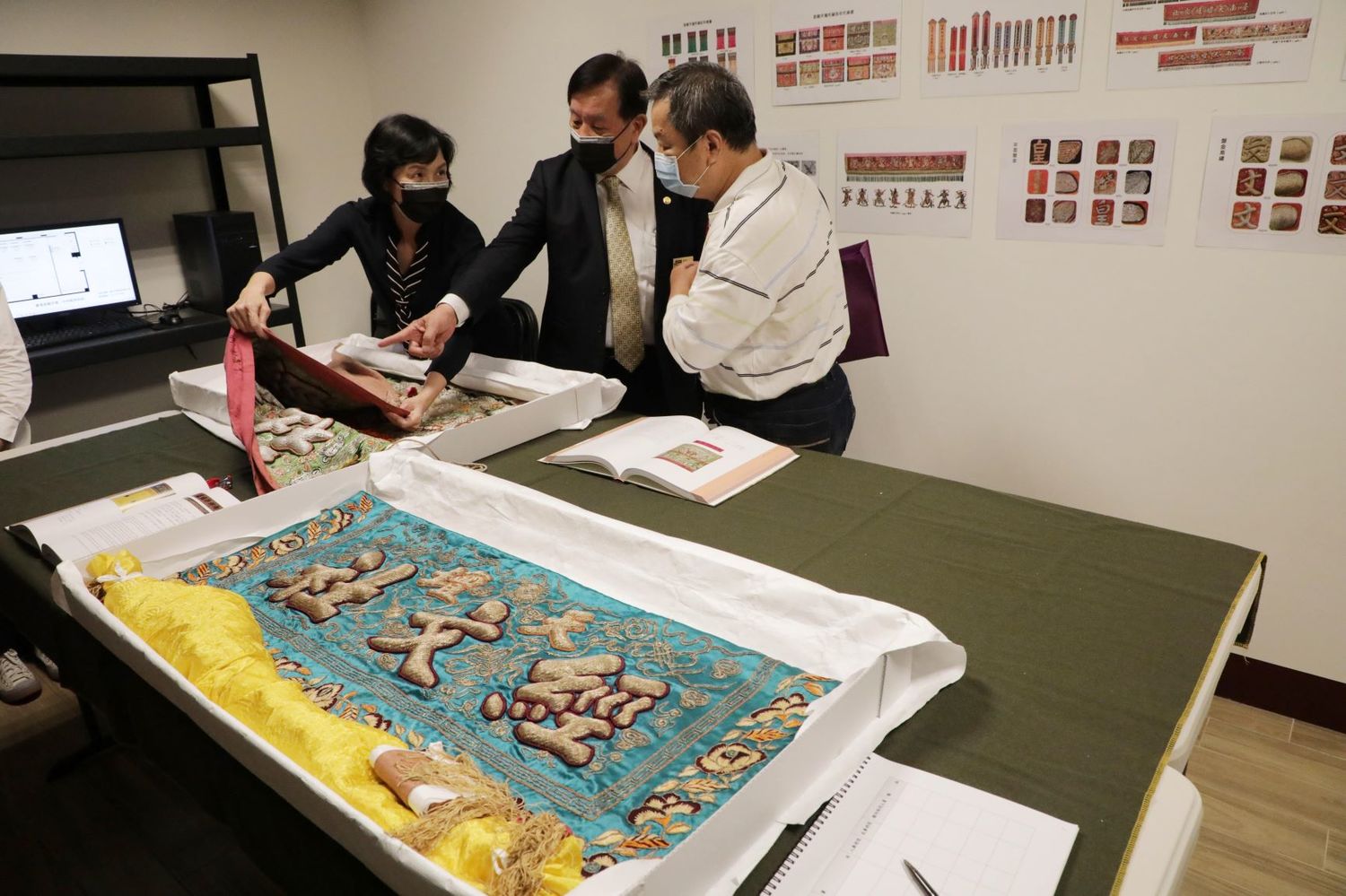 天壇收藏的繡品年代範圍涵蓋1920年代迄今,數量眾多、裝飾豐富,充滿民俗藝術特點。 圖:黃博郎/攝 天壇收藏的繡品年代範圍涵蓋1920年代迄今,數量眾多、裝飾豐富,充滿民俗藝術特點。 圖:黃博郎/攝