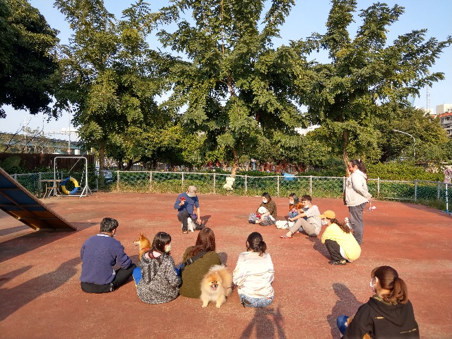 課程中,團體解說行為問題。 圖:新北市動保處提供 課程中,團體解說行為問題。 圖:新北市動保處提供