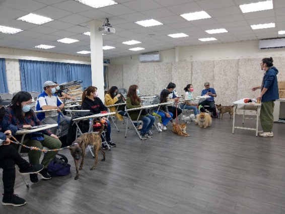 課程中呂政達教練請飼主提出問題。 圖:新北市動保處提供 課程中呂政達教練請飼主提出問題。 圖:新北市動保處提供