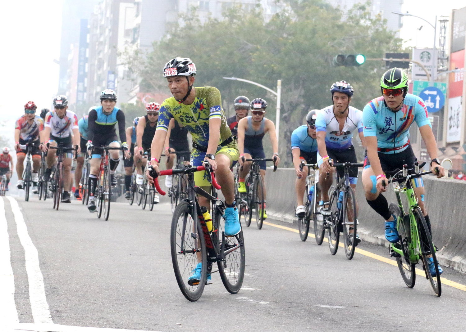 2021維士比盃愛河國際鐵人三項競賽,自由車項目競爭激烈。 圖:高雄市運動發展局/提供 2021維士比盃愛河國際鐵人三項競賽,自由車項目競爭激烈。 圖:高雄市運動發展局/提供