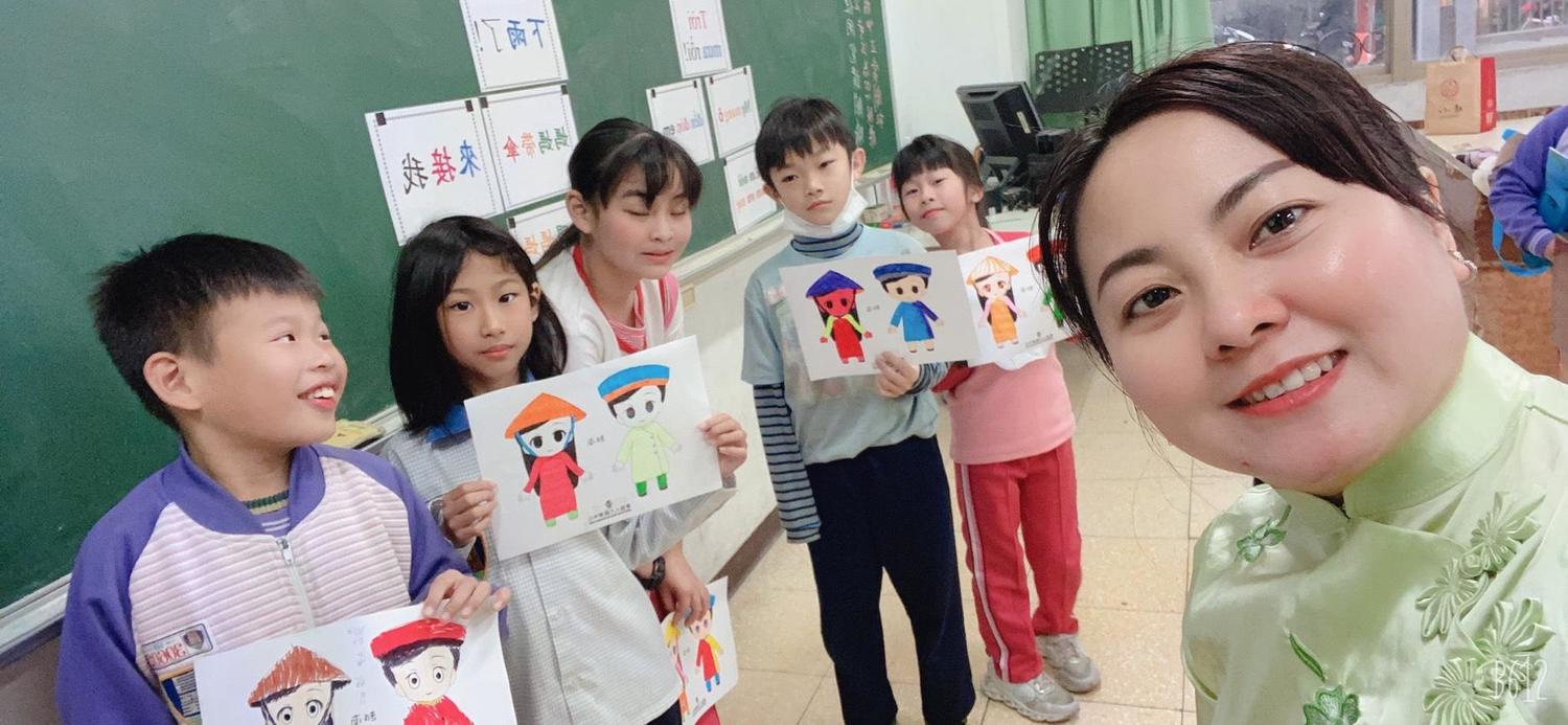 陳善明清老師教小朋友學越南語,她活潑樂觀的人格特質深受學生喜愛。 圖:新北市教育局提供 陳善明清老師教小朋友學越南語,她活潑樂觀的人格特質深受學生喜愛。 圖:新北市教育局提供