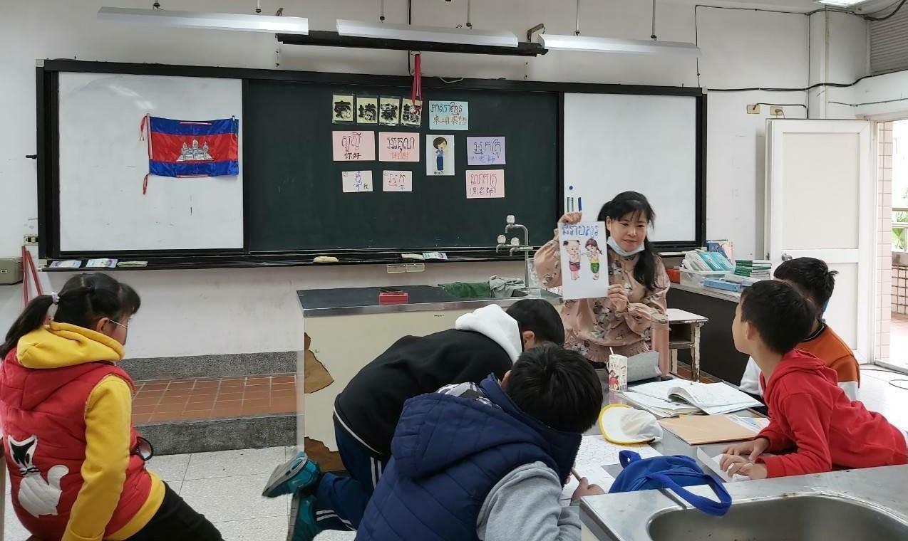陳秀玲老師教新北市學生學柬埔寨語,發揮共備社群研習中所學習的教學技巧,應用於課堂中。 圖:新北市教育局提供 陳秀玲老師教新北市學生學柬埔寨語,發揮共備社群研習中所學習的教學技巧,應用於課堂中。 圖:新北市教育局提供