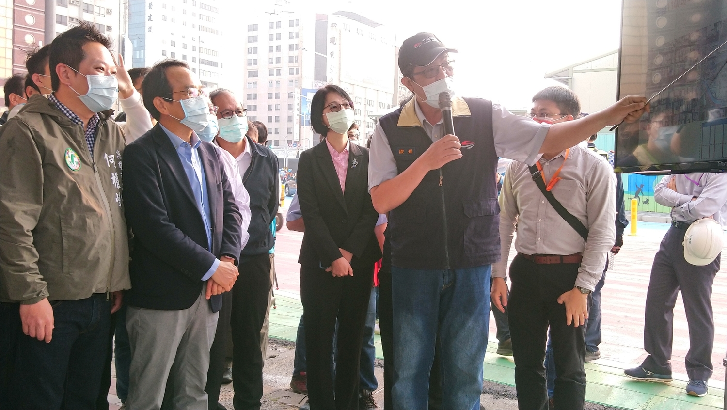 林欽榮(左二)聽取工程單位簡報。 圖:高雄市政府/提供 林欽榮(左二)聽取工程單位簡報。 圖:高雄市政府/提供