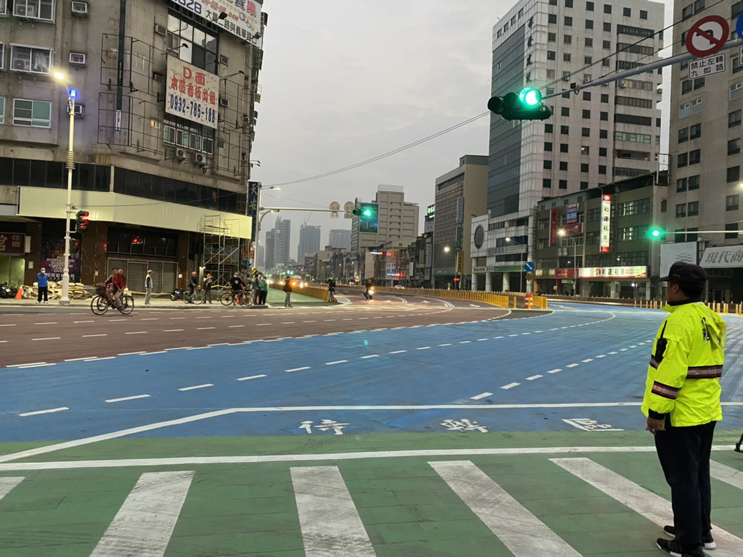 臨時站西路彎道處的彩色標線使用日本等級的防滑骨材標線。 圖:高雄市政府/提供 臨時站西路彎道處的彩色標線使用日本等級的防滑骨材標線。 圖:高雄市政府/提供