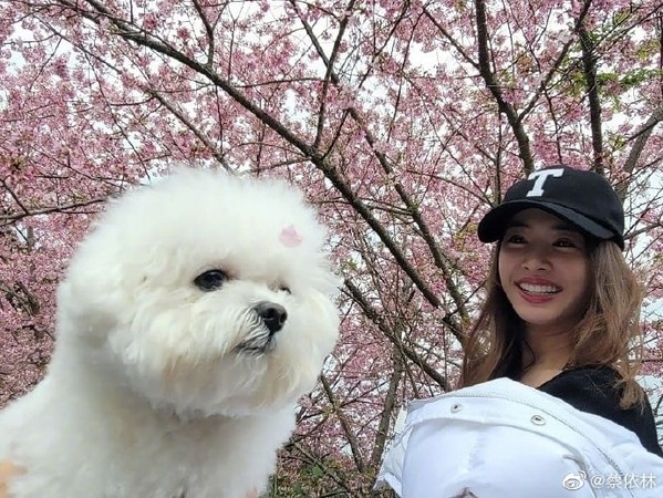 她戴著棒球帽,露出燦爛又甜美的笑容,可見好心情。 圖:翻攝自微博 她戴著棒球帽,露出燦爛又甜美的笑容,可見好心情。 圖:翻攝自微博