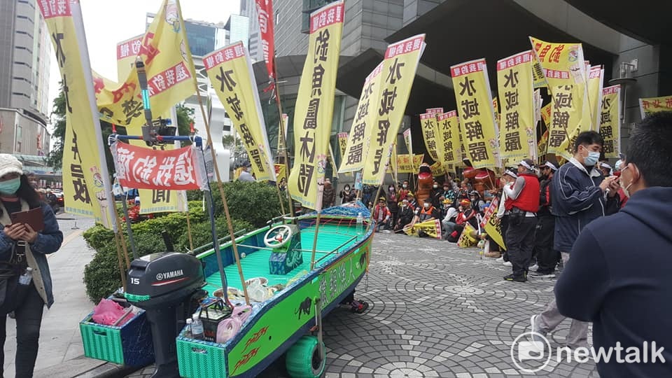 多個釣魚團體上午前往新北市政府抗議。 圖:翻攝中華民國水上浮具暨免牌小船休憩發展協會臉書公開社團 多個釣魚團體上午前往新北市政府抗議。 圖:翻攝中華民國水上浮具暨免牌小船休憩發展協會臉書公開社團