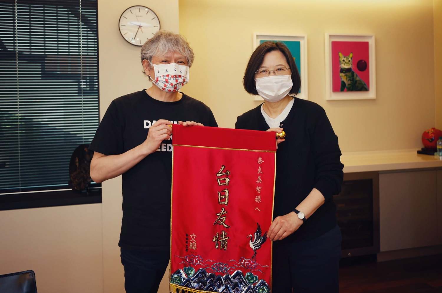 總統蔡英文(右)與與日本當代藝術家奈良美智(右)見面,並致贈錦旗與限量的「台日友情紀念酒」給奈良美智。 圖:取自中華文化協會臉書 總統蔡英文(右)與與日本當代藝術家奈良美智(右)見面,並致贈錦旗與限量的「台日友情紀念酒」給奈良美智。 圖:取自中華文化協會臉書
